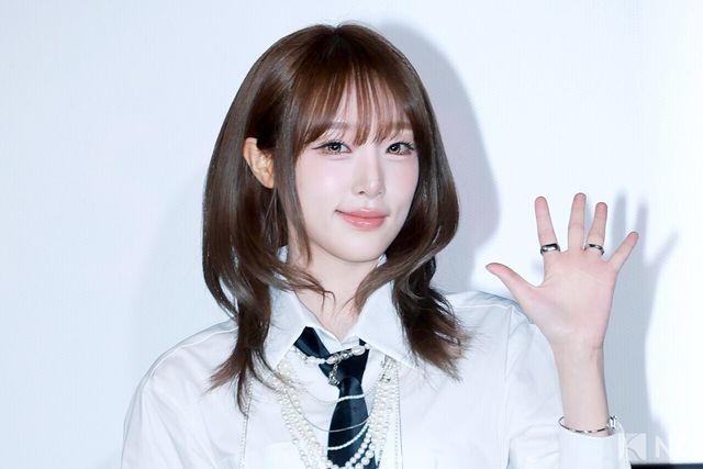 가수 최예나가 11일 오후 서울 강남구 CGV 압구정점에서 진행된 미니 5집 ‘러브 캐처(LOVE CATCHER)’ 발매 기념 기자간담회에서 포즈를 취하고 있다. 사진=김규빈 기자