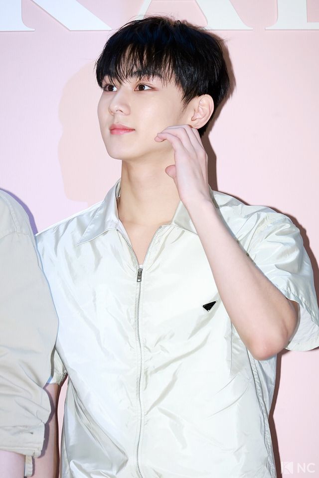 그룹 엔하이픈(ENHYPEN) 정원이 11일 오후 서울 송파구 롯데 에비뉴엘 잠실점에서 열린 이탈리아 하이엔드 브랜드의 팝업 오픈 기념 포토콜에서 포즈를 취하고 있다. 사진=김규빈 기자