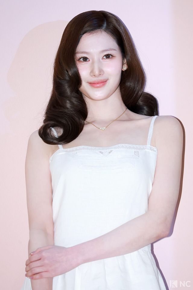 그룹 트와이스(TWICE) 사나가 11일 오후 서울 송파구 롯데 에비뉴엘 잠실점에서 열린 이탈리아 하이엔드 브랜드의 팝업 오픈 기념 포토콜에서 포즈를 취하고 있다. 사진=김규빈 기자