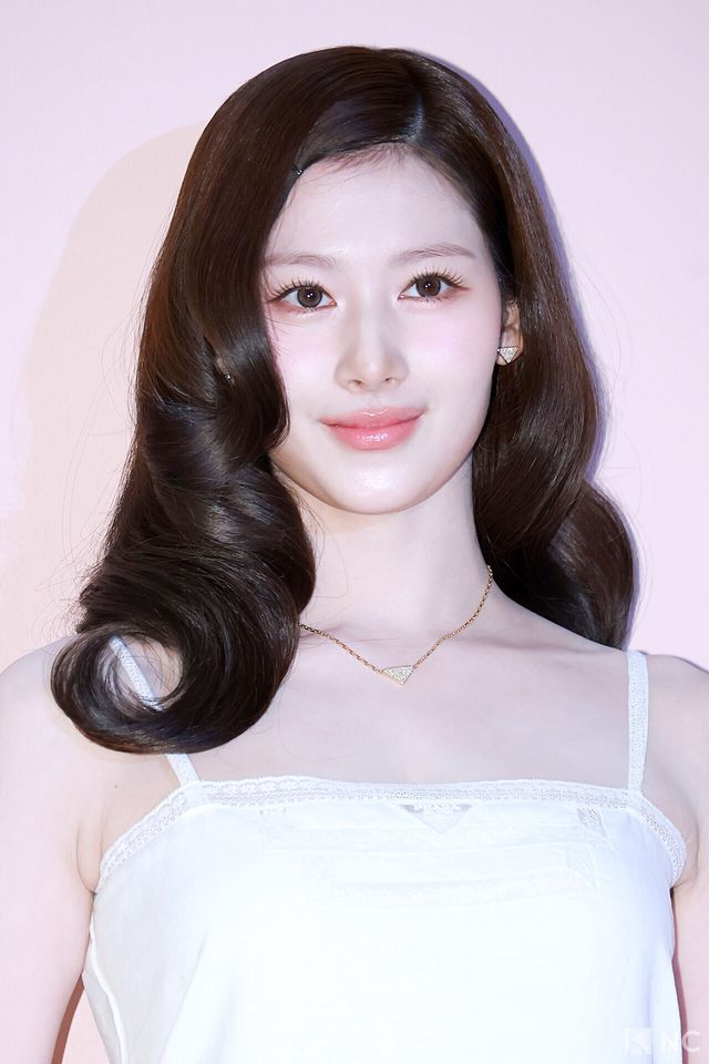 그룹 트와이스(TWICE) 사나가 11일 오후 서울 송파구 롯데 에비뉴엘 잠실점에서 열린 이탈리아 하이엔드 브랜드의 팝업 오픈 기념 포토콜에서 포즈를 취하고 있다. 사진=김규빈 기자