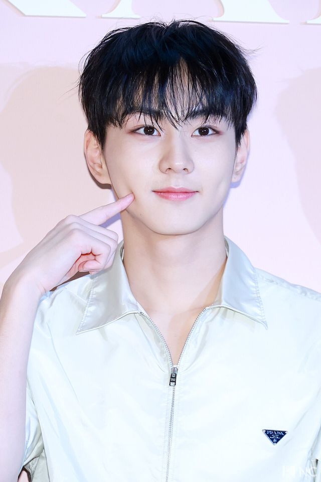 그룹 엔하이픈(ENHYPEN) 정원이 11일 오후 서울 송파구 롯데 에비뉴엘 잠실점에서 열린 이탈리아 하이엔드 브랜드의 팝업 오픈 기념 포토콜에서 포즈를 취하고 있다. 사진=김규빈 기자