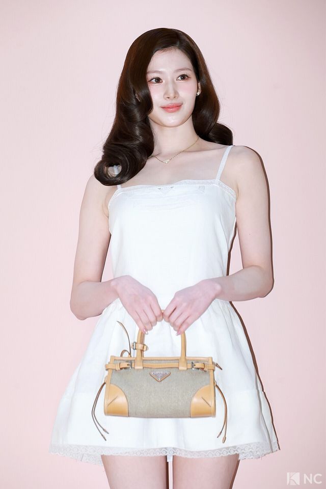 그룹 트와이스(TWICE) 사나가 11일 오후 서울 송파구 롯데 에비뉴엘 잠실점에서 열린 이탈리아 하이엔드 브랜드의 팝업 오픈 기념 포토콜에서 포즈를 취하고 있다. 사진=김규빈 기자