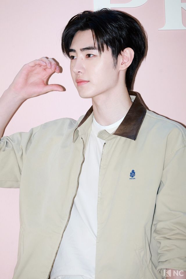 그룹 엔하이픈(ENHYPEN) 성훈이 11일 오후 서울 송파구 롯데 에비뉴엘 잠실점에서 열린 이탈리아 하이엔드 브랜드의 팝업 오픈 기념 포토콜에서 포즈를 취하고 있다. 사진=김규빈 기자