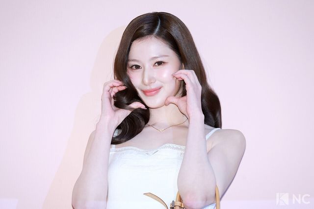 그룹 트와이스(TWICE) 사나가 11일 오후 서울 송파구 롯데 에비뉴엘 잠실점에서 열린 이탈리아 하이엔드 브랜드의 팝업 오픈 기념 포토콜에서 포즈를 취하고 있다. 사진=김규빈 기자