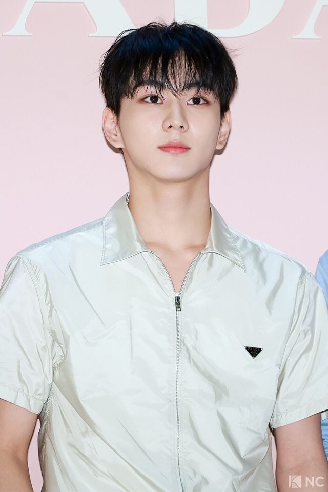 그룹 엔하이픈(ENHYPEN) 정원이 11일 오후 서울 송파구 롯데 에비뉴엘 잠실점에서 열린 이탈리아 하이엔드 브랜드의 팝업 오픈 기념 포토콜에서 포즈를 취하고 있다. 사진=김규빈 기자