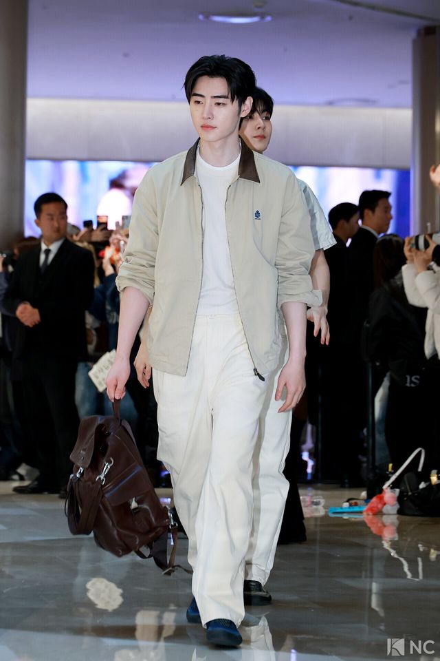 그룹 엔하이픈(ENHYPEN) 성훈이 11일 오후 서울 송파구 롯데 에비뉴엘 잠실점에서 열린 이탈리아 하이엔드 브랜드의 팝업 오픈 기념 포토콜에서 포즈를 취하고 있다. 사진=김규빈 기자