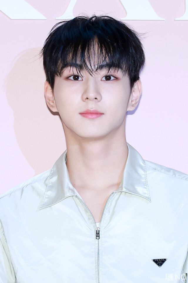 그룹 엔하이픈(ENHYPEN) 정원이 11일 오후 서울 송파구 롯데 에비뉴엘 잠실점에서 열린 이탈리아 하이엔드 브랜드의 팝업 오픈 기념 포토콜에서 포즈를 취하고 있다. 사진=김규빈 기자