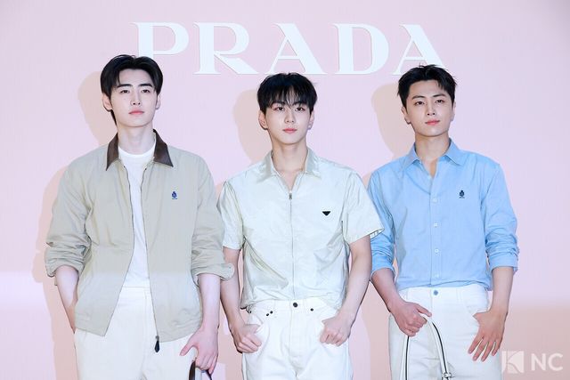 그룹 엔하이픈(ENHYPEN) 성훈, 정원, 제이가 11일 오후 서울 송파구 롯데 에비뉴엘 잠실점에서 열린 이탈리아 하이엔드 브랜드의 팝업 오픈 기념 포토콜에서 포즈를 취하고 있다. 사진=김규빈 기자