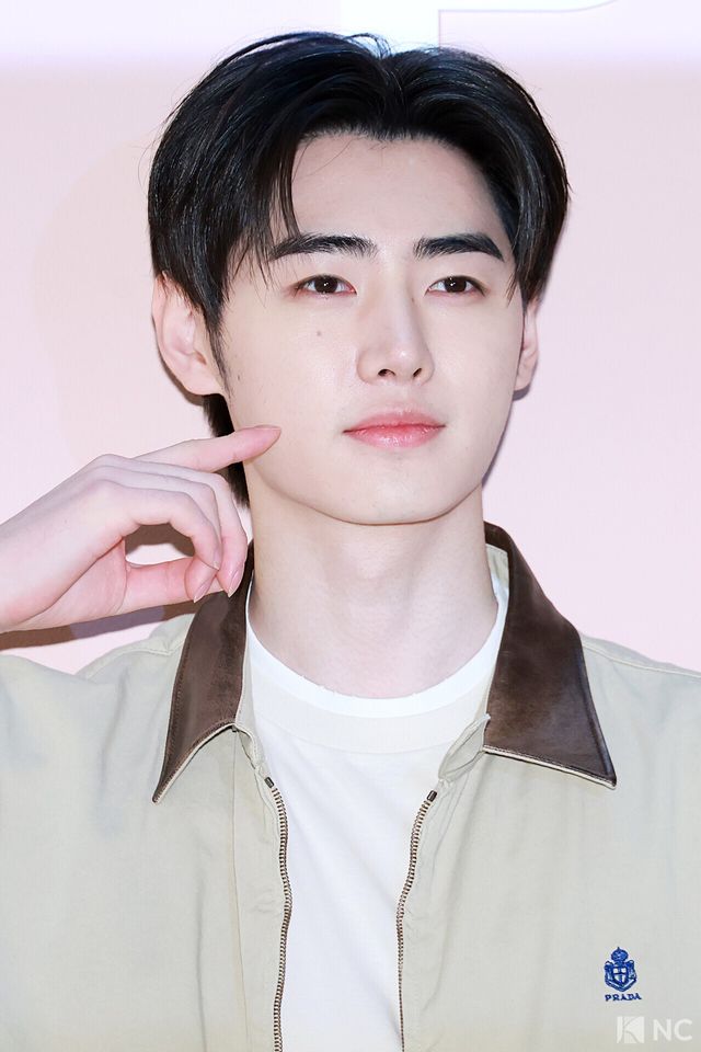 그룹 엔하이픈(ENHYPEN) 성훈이 11일 오후 서울 송파구 롯데 에비뉴엘 잠실점에서 열린 이탈리아 하이엔드 브랜드의 팝업 오픈 기념 포토콜에서 포즈를 취하고 있다. 사진=김규빈 기자