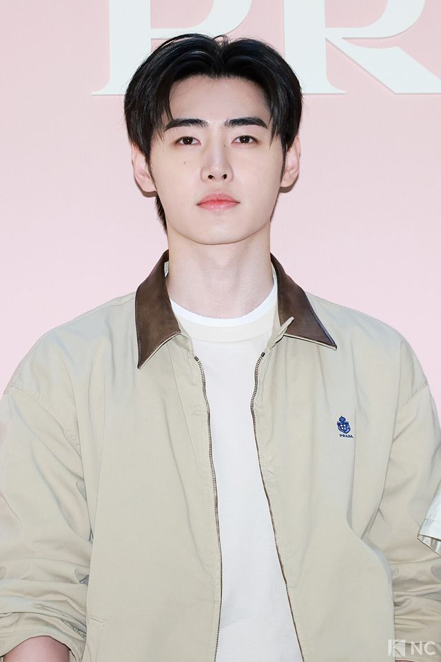 그룹 엔하이픈(ENHYPEN) 성훈이 11일 오후 서울 송파구 롯데 에비뉴엘 잠실점에서 열린 이탈리아 하이엔드 브랜드의 팝업 오픈 기념 포토콜에서 포즈를 취하고 있다. 사진=김규빈 기자