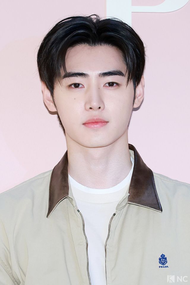 그룹 엔하이픈(ENHYPEN) 성훈이 11일 오후 서울 송파구 롯데 에비뉴엘 잠실점에서 열린 이탈리아 하이엔드 브랜드의 팝업 오픈 기념 포토콜에서 포즈를 취하고 있다. 사진=김규빈 기자