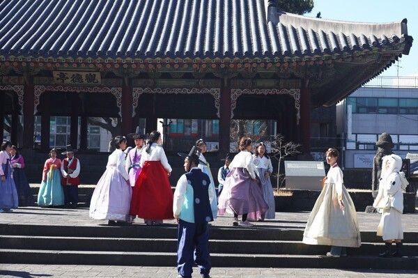 韓服体験を楽しむ外国人観光客。写真=聯合ニュース