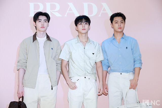 그룹 엔하이픈(ENHYPEN) 성훈, 정원, 제이가 11일 오후 서울 송파구 롯데 에비뉴엘 잠실점에서 열린 이탈리아 하이엔드 브랜드의 팝업 오픈 기념 포토콜에서 포즈를 취하고 있다. 사진=김규빈 기자