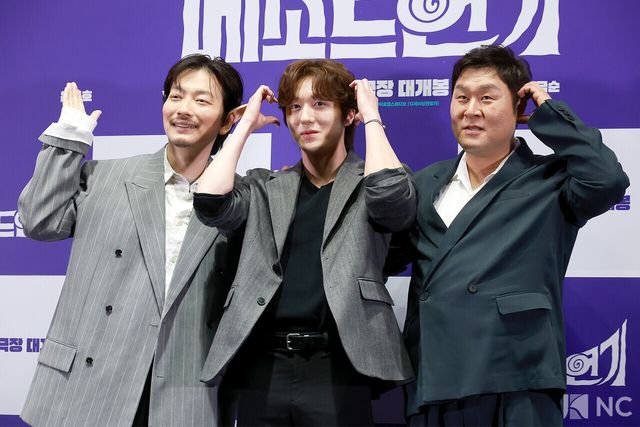 배우 이동휘, 강찬희, 윤경호와 이기혁 감독이 13일 오후 서울 강남구 메가박스 코엑스에서 진행된 영화 ‘메소드연기’(감독 이기혁) 언론배급시사회 및 기자간담회에서 포즈를 취하고 있다. 사진=김규빈 기자