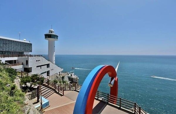 Yeongdo Lighthouse at Taegjongdae, Busan. Photo by Busan Regional Office of Oceans and Fisheries.