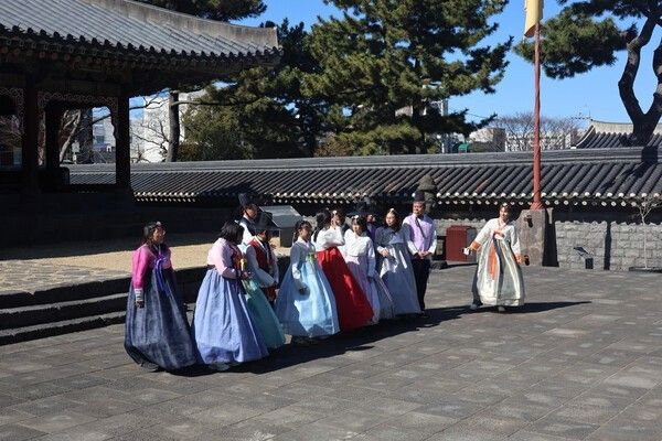Foreign tourists visiting Jeju Mokgwana are experiencing Korean culture while wearing hanbok. Photo by Yonhap News .