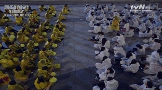 흰색의 H.O.T. 팬덤과 노란색의 젝스키스 팬덤. 사진=tvN '응답하라 1997'