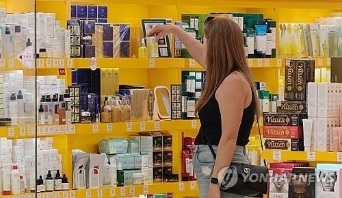 서울 명동의 화장품 매장에서 쇼핑하는 외국인. 사진=연합뉴스