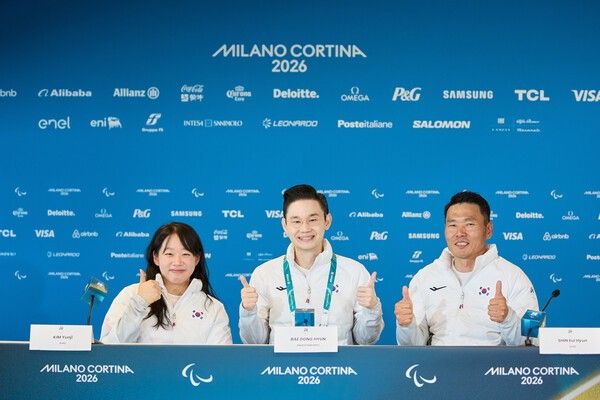 배동현 회장(가운데), 김윤지 선수(왼쪽), 신의현 선수(오른쪽)가 기자회견장에서 기념 사진을 촬영하고 있다. 사진=BDH재단