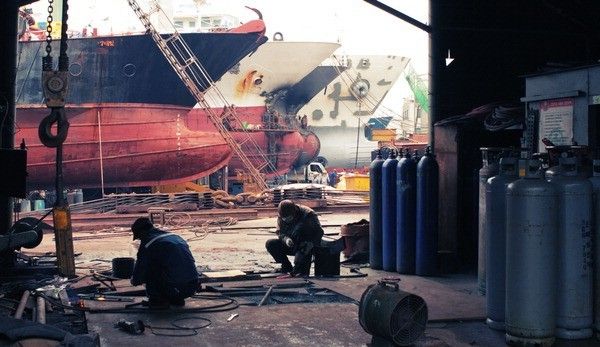 Shipyard scene in Kangkangi Village, Yeongdo-gu, Busan. Photo by Kangkangi Art Village.