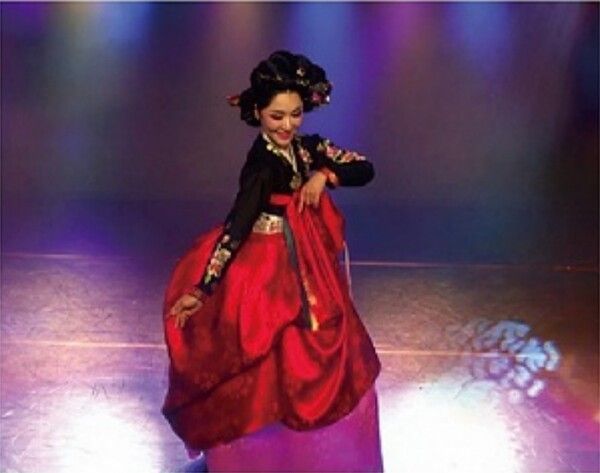 An Jung-wook, Jeong Myeong-suk style Gyobang dance. Photo by 'Gwonbeon Dance Story'.