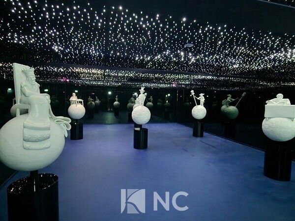 전시관 3층에 위치한 '인더다크'는 마음으로 책을 읽는 특별한 공간이다. 사진=뉴스컬처