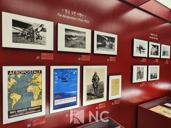 생텍쥐페리의 일대기와 기록물들. 감천문화마을 비탈길에 위치한 '리틀프린스하우스'의 내부 전시는 2층부터 시작된다. 사진=뉴스컬처