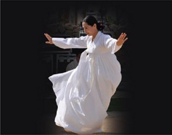 Jeong Myeong-hee, Jo Gap-nyeo Min Salpuri. Photo by 'Gwonbeon Dance Story'.