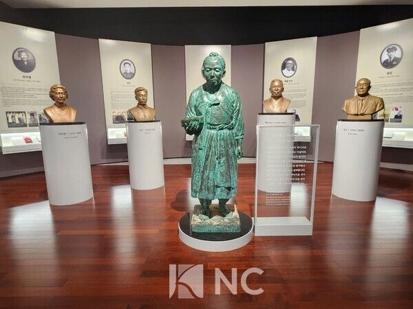 記念室に展示された「対人春風 持己秋霜」の書。写真=ニュースカルチャー