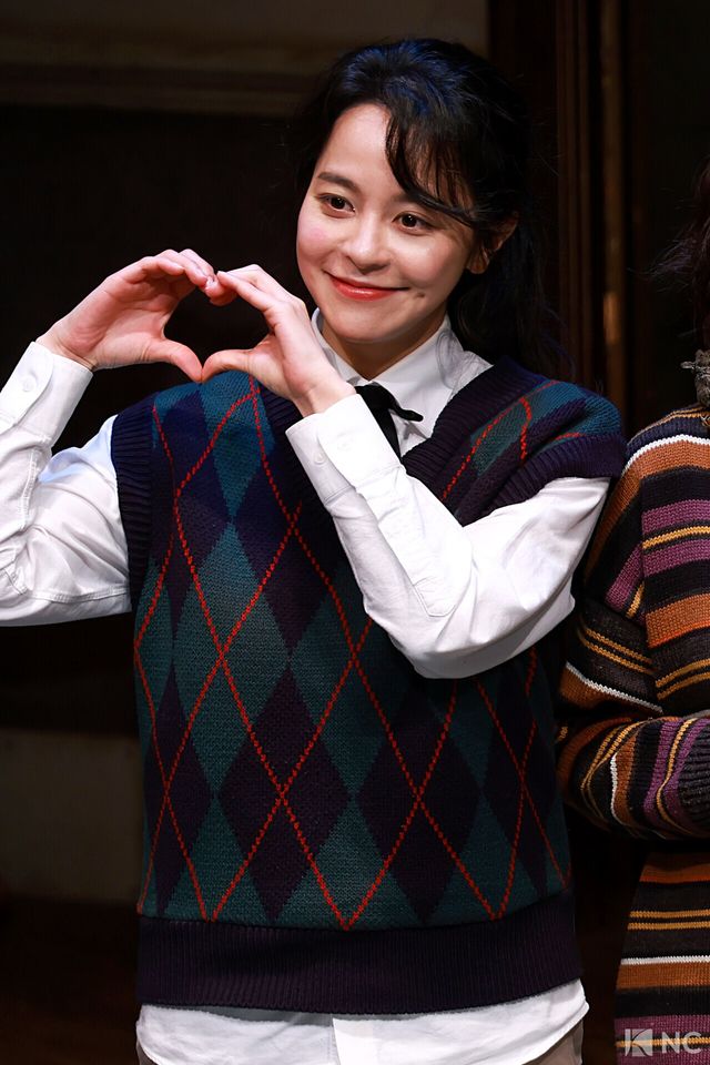 배우 김주연이 19일 오후 서울 종로구 대학로 TOM(티오엠) 1관에서 진행된 2026 연극 ‘오펀스’ 프레스콜 기자간담회에서 포즈를 취하고 있다. 사진=김규빈 기자