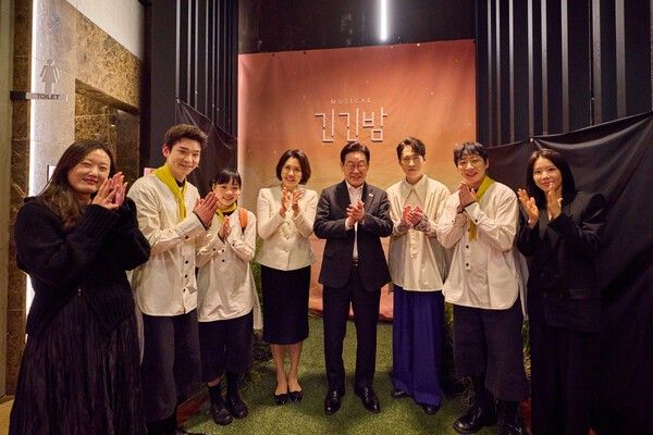 뮤지컬 '긴긴밤' 배우들과 기념 촬영하는 이재명 대통령 내외. 사진=연합뉴스