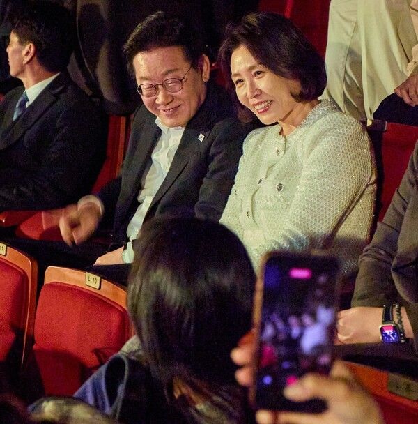 뮤지컬 '긴긴밤' 관람을 위해 대학로를 찾은 이재명 대통령 내외. 사진=연합뉴스