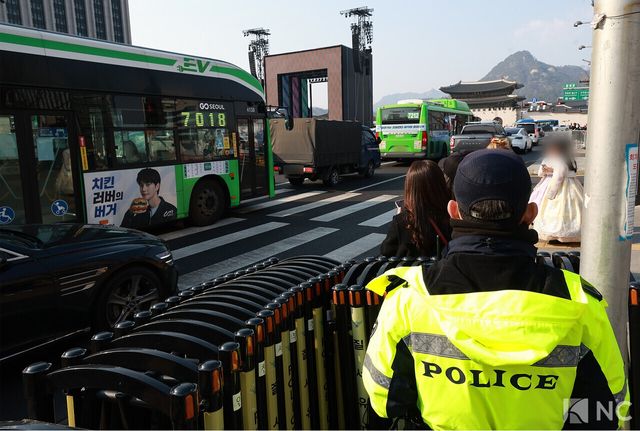 그룹 방탄소년단(BTS)의 컴백 라이브 공연이 하루 남은 20일 오후, 경찰이 서울시 종로구 광화문 광장에서 이동 동선을 안내하고 있다. 사진=김규빈 기자