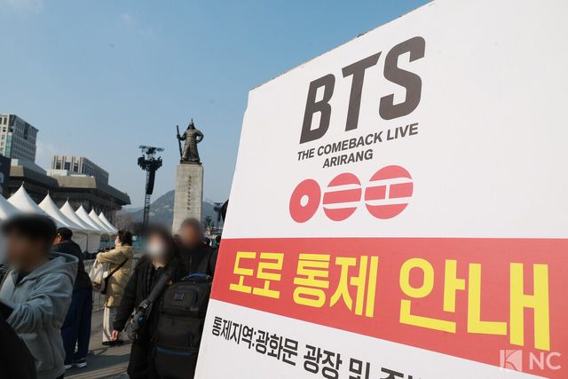 그룹 방탄소년단(BTS)의 컴백 라이브 공연이 하루 남은 20일 오후, 서울시 종로구 광화문 광장에 도로 통제 안내문이 붙어 있다. 사진=김규빈 기자