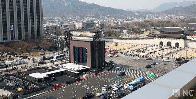 그룹 방탄소년단(BTS)의 컴백 라이브 공연이 하루 남은 20일 오후, 서울시 종로구 광화문 광장에 무대가 설치되고 있다. 사진=김규빈 기자