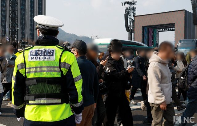 그룹 방탄소년단(BTS)의 컴백 라이브 공연이 하루 남은 20일 오후, 경찰이 서울시 종로구 광화문 광장에서 이동 동선을 안내하고 있다. 사진=김규빈 기자