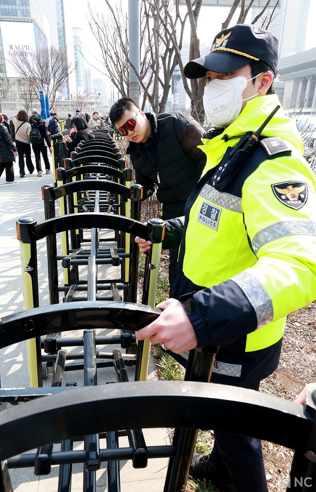 그룹 방탄소년단(BTS)의 컴백 라이브 공연이 하루 남은 20일 오후, 경찰들이 서울시 종로구 광화문 광장에서 안전 점검을 하고 있다. 사진=김규빈 기자