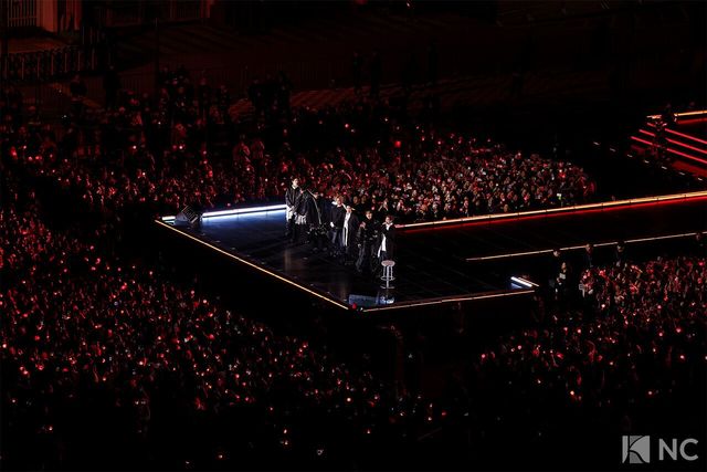 그룹 방탄소년단(BTS)이 컴백을 기념해 21일 오후 서울 종로구 광화문 광장에서 ‘BTS 컴백 라이브: 아리랑(BTS THE COMEBACK LIVE | ARIRANG)’ 공연을 펼치고 있다. 사진=한국온라인사진기자협회 공동취재단