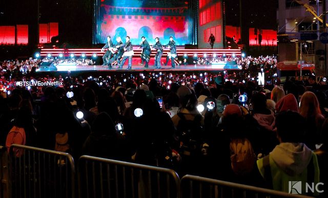 방탄소년단의 컴백 라이브 공연을 앞둔 21일 오후 서울 종로구 광화문 광장 일대에서 팬들이 무대를 관람하고 있다. 사진=김규빈 기자