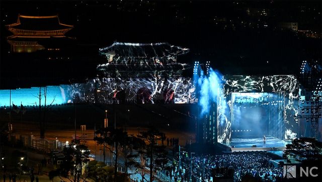 그룹 방탄소년단(BTS)이 컴백을 기념해 21일 오후 서울 종로구 광화문 광장에서 ‘BTS 컴백 라이브: 아리랑(BTS THE COMEBACK LIVE | ARIRANG)’ 공연을 펼치고 있다. 사진=한국온라인사진기자협회 공동취재단