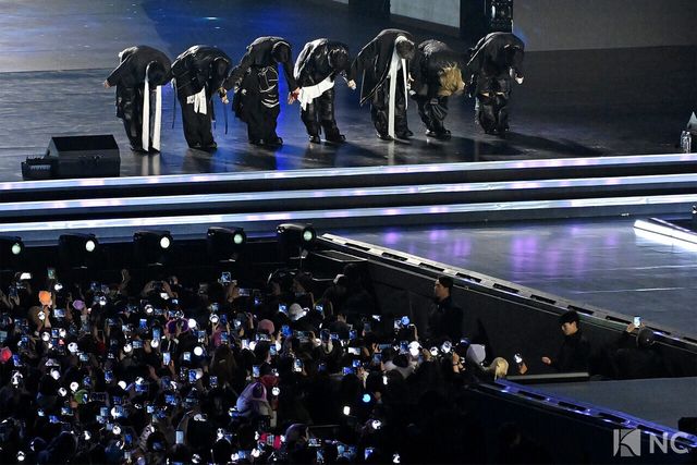 그룹 방탄소년단(BTS)이 컴백을 기념해 21일 오후 서울 종로구 광화문 광장에서 ‘BTS 컴백 라이브: 아리랑(BTS THE COMEBACK LIVE | ARIRANG)’ 공연을 펼치고 있다. 사진=한국온라인사진기자협회 공동취재단