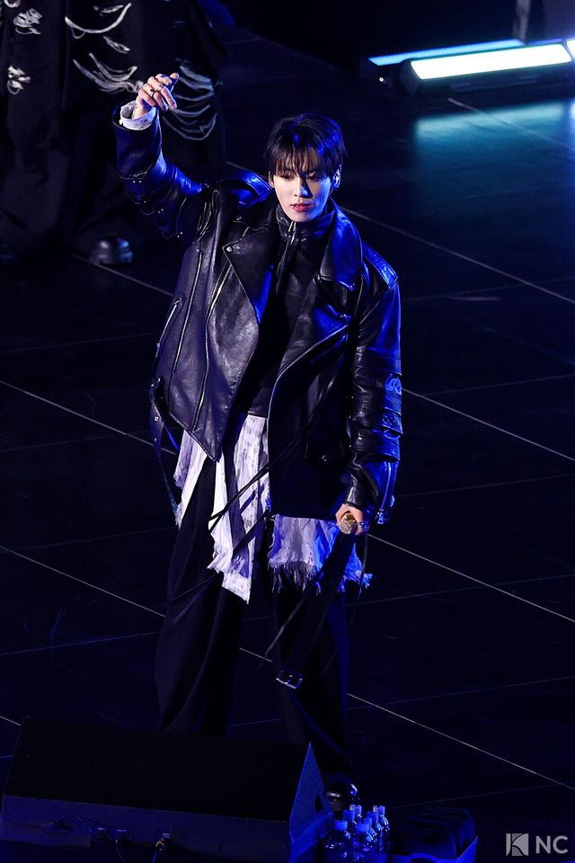 그룹 방탄소년단(BTS) 정국이 컴백을 기념해 21일 오후 서울 종로구 광화문 광장에서 ‘BTS 컴백 라이브: 아리랑(BTS THE COMEBACK LIVE | ARIRANG)’ 공연을 펼치고 있다. 사진=한국온라인사진기자협회 공동취재단