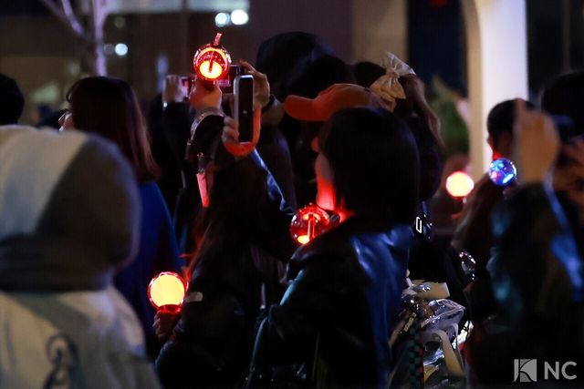 방탄소년단의 컴백 라이브 공연을 앞둔 21일 오후 서울 종로구 광화문 광장 일대에서 팬들이 무대를 관람하고 있다. 사진=김규빈 기자