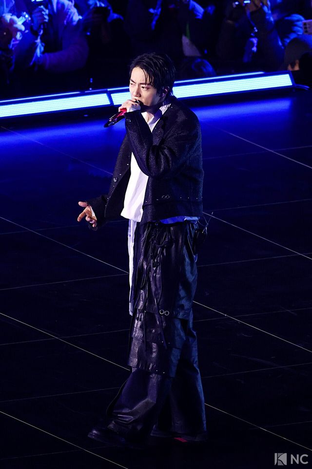 그룹 방탄소년단(BTS) 진이 컴백을 기념해 21일 오후 서울 종로구 광화문 광장에서 ‘BTS 컴백 라이브: 아리랑(BTS THE COMEBACK LIVE | ARIRANG)’ 공연을 펼치고 있다. 사진=한국온라인사진기자협회 공동취재단