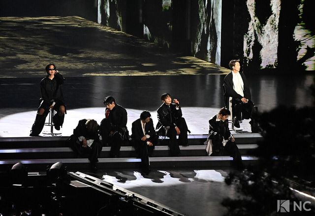 그룹 방탄소년단(BTS)이 컴백을 기념해 21일 오후 서울 종로구 광화문 광장에서 ‘BTS 컴백 라이브: 아리랑(BTS THE COMEBACK LIVE | ARIRANG)’ 공연을 펼치고 있다. 사진=한국온라인사진기자협회 공동취재단