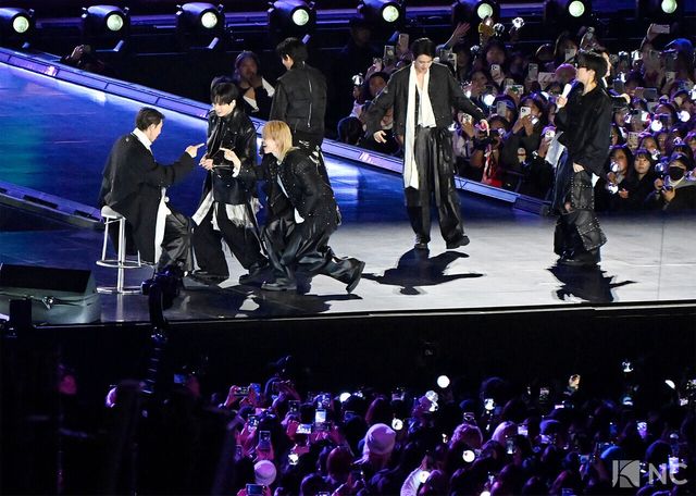 그룹 방탄소년단(BTS)이 컴백을 기념해 21일 오후 서울 종로구 광화문 광장에서 ‘BTS 컴백 라이브: 아리랑(BTS THE COMEBACK LIVE | ARIRANG)’ 공연을 펼치고 있다. 사진=한국온라인사진기자협회 공동취재단