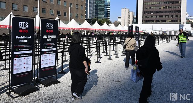 그룹 방탄소년단(BTS)이 컴백을 기념해 21일 오후 서울 종로구 광화문 광장에서 관람객들이 입장하고 있다. 사진=한국온라인사진기자협회 공동취재단