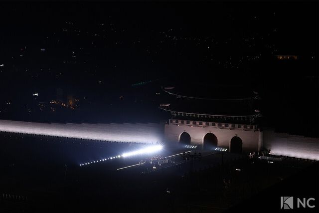 그룹 방탄소년단(BTS)이 컴백을 기념해 21일 오후 서울 종로구 광화문 광장에서 ‘BTS 컴백 라이브: 아리랑(BTS THE COMEBACK LIVE | ARIRANG)’ 공연을 펼치고 있다. 사진=한국온라인사진기자협회 공동취재단