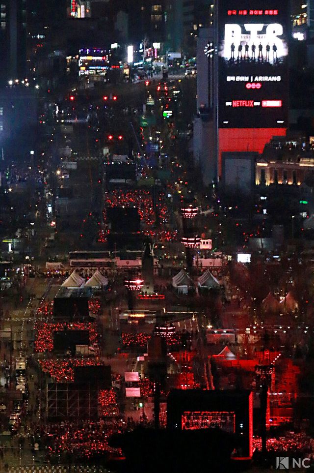 그룹 방탄소년단(BTS)이 컴백을 기념해 21일 오후 서울 종로구 광화문 광장에서 ‘BTS 컴백 라이브: 아리랑(BTS THE COMEBACK LIVE | ARIRANG)’ 공연을 펼치고 있다. 사진=한국온라인사진기자협회 공동취재단