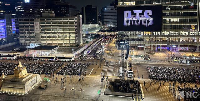 그룹 방탄소년단(BTS)이 컴백을 기념해 21일 오후 서울 종로구 광화문 광장에서 ‘BTS 컴백 라이브: 아리랑(BTS THE COMEBACK LIVE | ARIRANG)’ 공연을 펼치고 있다. 사진=한국온라인사진기자협회 공동취재단